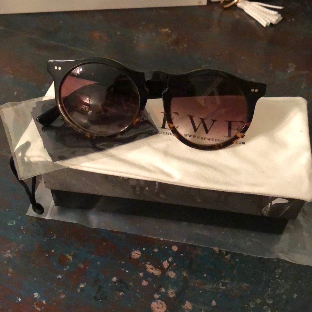 Krewe sunglasses. Toulouse style